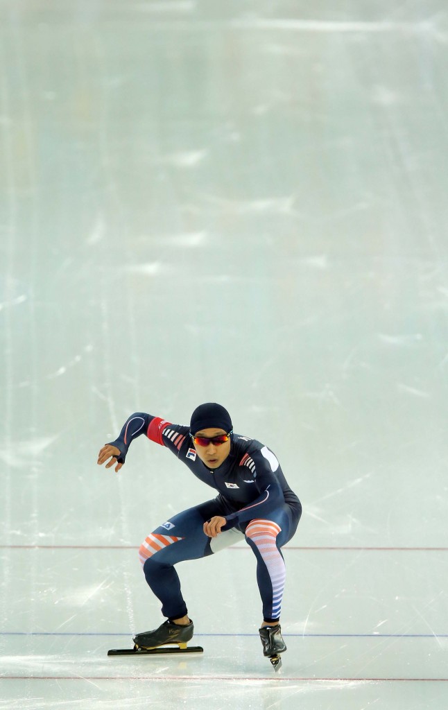 Six-time Olympian Lee Kyou-hyuk started out well in 1,000 meter race, but could not maintain that pace. (Yonhap)