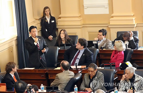 Mark Keam, left, is a third-term delegate of the Virginia state Legislature who co-sponsored Virginia’s East Sea bill. (Yonhap)