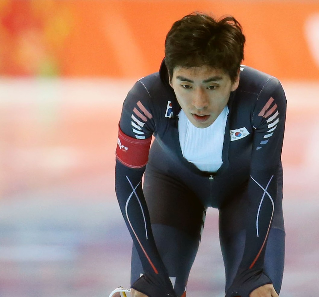 Lee Seung-hoon shows his disappointment. He still has a chance to defend his Olympic title in 10,000 meters. (Yonhap)