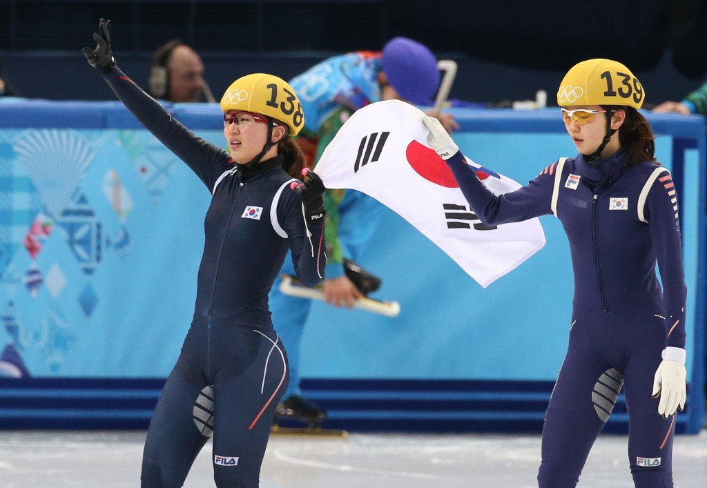 Park Seung-hi, left, and Shim Suk-hee are celebrating their first and third finish. (Yonhap)