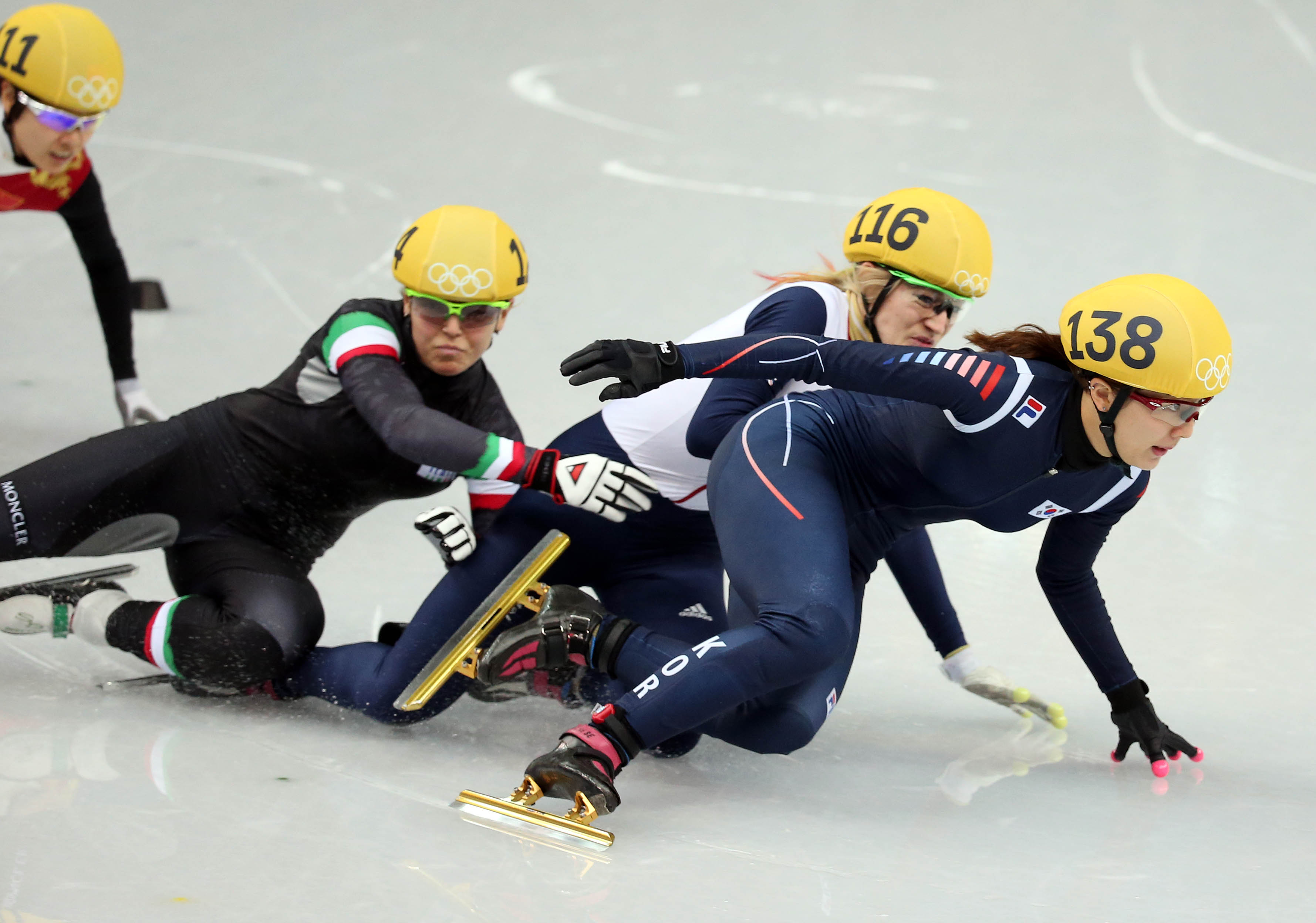 Korea’s Park Seung-hi, right, had the lead when she was pushed from behind. Britain’s Elise Christie was placed last for causing the crash. (Yonhap)