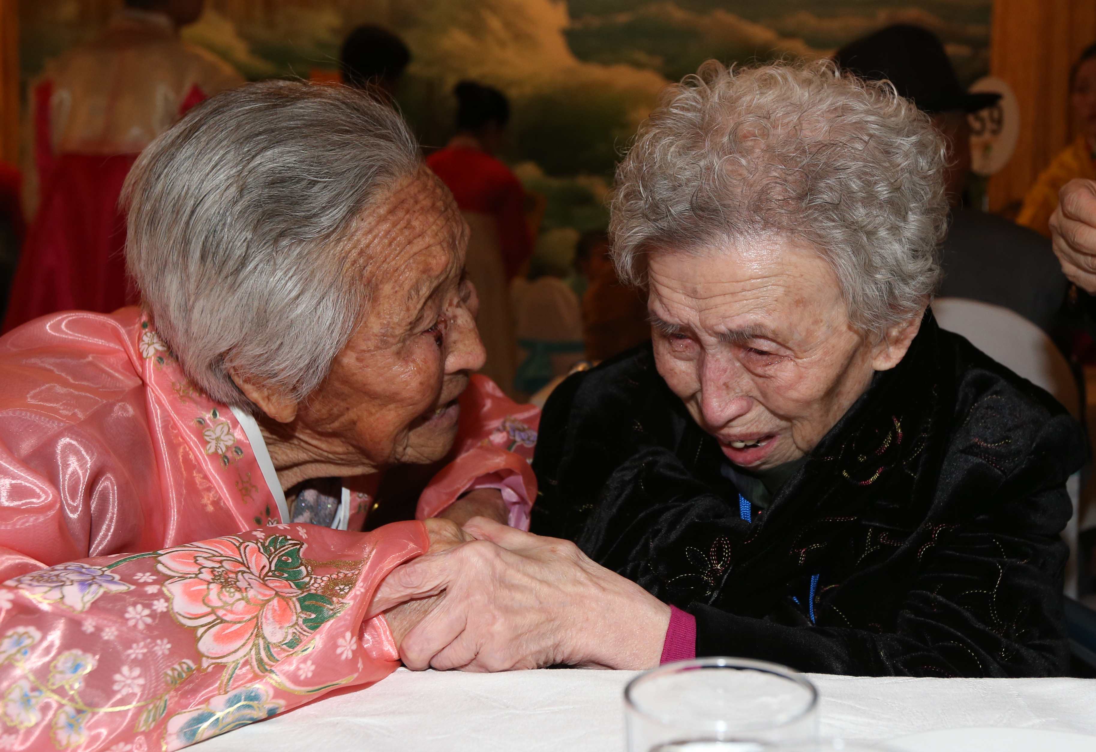 Lee Young-shil, 86, right, from South Korea, cannot hold back her tears as she finally got to meet her younger sister Lee Jung-shil, 83, who lives in North Korea. (Yonhap)