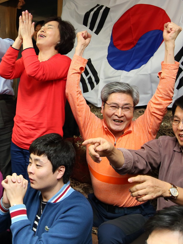 Lee Sang-hwa's parents are overjoyed by their daughter's win. (Yonhap)