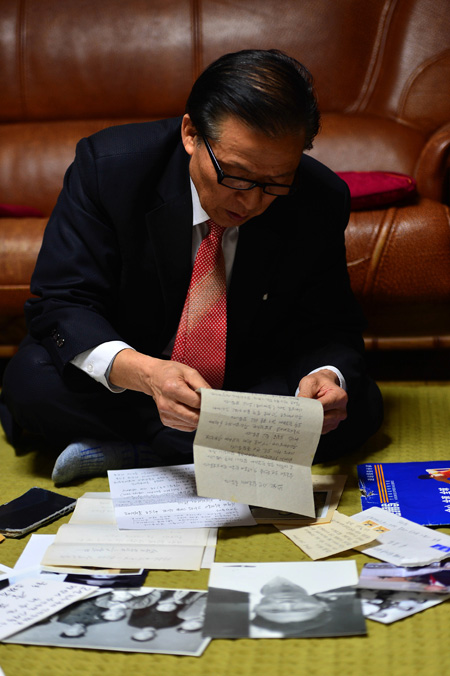 Jang Sa-in, 74, reads a letter from his brother who died in North Korea last year, at his Sadang-dong home in southern Seoul, Thursday. (Korea Times photo by Shim Hyun-chul)