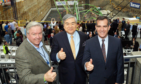 Hanjin Group Chairman Cho Yang-ho, center, poses with Los Angeles Mayor Eric Garcetti and AC Martin CEO Christopher Martin during an event marking the pouring of concrete to build The Wilshire Grand Hotel in that city, Saturday ( Courtesy of Hanjin Group)