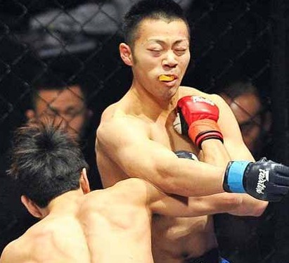 Yoon Hyung-bin throws right hook at Tsukuda Takaya, knocking him down to give him some more pounding and take over the match.
(Courtesy of inews24.com)