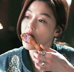 “My Love from the Star” has created a “chimaek” (eating chicken and drinking beer) craze in China. (Korea Times file)