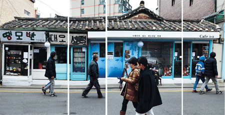Four different photos of the same location – Daeo Seojeom, the oldest second-hand book store in Seoul – were cut and connected to create this image. (Korea Times photo by Yun Suh-young)