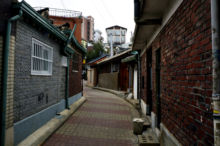 An alleyway in Ogin-dong, Jongno-gu, Seoul. Alleyways best show the characteristics of Seochon. (Korea Times photo by Yun Suh-young)