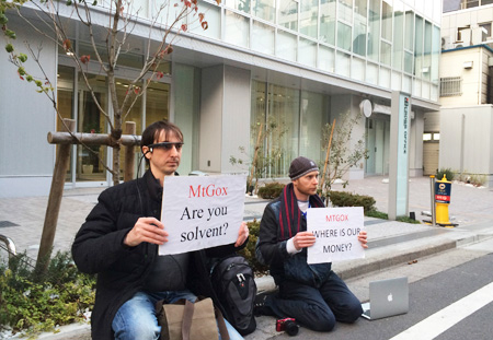 Bitcoin traders protest in front of a building housing MtGox, once the world’s largest online Bitcoin exchange in Tokyo, Tuesday. The exchange shut down operations and filed for bankruptcy after encountering theft of some hundreds of millions of dollars that resulted from technical failures. MtGox’s collapse has dealt a blow to the Bitcoin market, raising questions about the credibility of the unregulated currency. (AP-Yonhap)