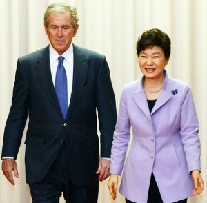 President Park Geun-hye and former U.S. President George W. Bush walk together at Cheong Wa Dae, Monday. (Korea Times photo by Koh Young-kwon)