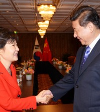 President Park Geun-hye shakes hands with Chinese President Xi Jinping after a summit at The Hague. (Yonhap)
