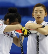 Korea’s leads Um Min-ji, left, and Lee Suel-bee react after their teammate’s shot missed a target during their bronze medal game against Russia at the World Women’s Curling Championships in Saint John, New Brunswick, last Sunday. (Yonhap)