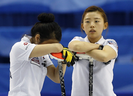 Korea’s leads Um Min-ji, left, and Lee Suel-bee react after their teammate’s shot missed a target during their bronze medal game against Russia at the World Women’s Curling Championships in Saint John, New Brunswick, last Sunday. (Yonhap)