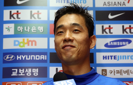 Park Chu-young speaks to reporters after his first training session with Korea’s Brazil World Cup team at Panionios Stadium in Athens, Tuesday (KST). Korea will face Greece in a friendly, which will start on Thursday at 2 a.m. (Yonhap)