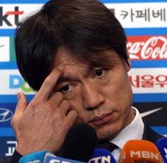 Hong Myung-bo, manager of Korea’s national football team, listens to a question at a news conference at Incheon International Airport on Friday. Hong returned from Athens, following Korea’s 2-0 win over Greece inan international friendly on Thursday that represented the country’s last tune-up before he announces his roster for the World Cup in Brazil. (Yonhap)