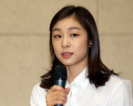 Figure skater Kim Yu-na speaks during an awards ceremony for the Sochi Olympic medalists at the Taeneung National Training Center in Seoul on March 3. (Yonhap)