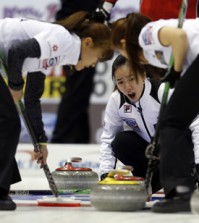 Korea’s skip Kim Ji-sun, center, yells instructions to teammates during a game against Switzerland at the World Women’s Curling Championships in Saint John, New Brunswick, Canada, Wednesday (KST). (Reuters-Yonhap)