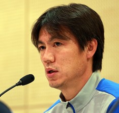 The Korea national football team manager Hong Myung-bo, right, speaks during a press conference last week ahead of its friendly against Greece. He said selecting players for his World Cup squad is almost done. (Yonhap)