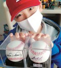 Kim Tae-hwan shows off his autographed balls received from Ryu Hyun-jin and Choo Shin-soo.