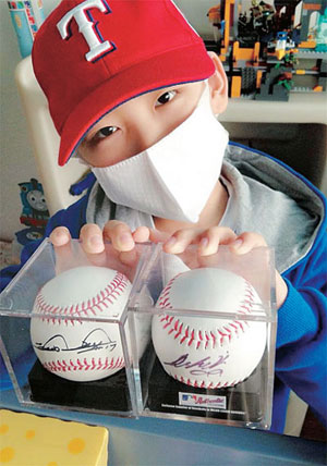 Kim Tae-hwan shows off his autographed balls received from Ryu Hyun-jin and Choo Shin-soo. 