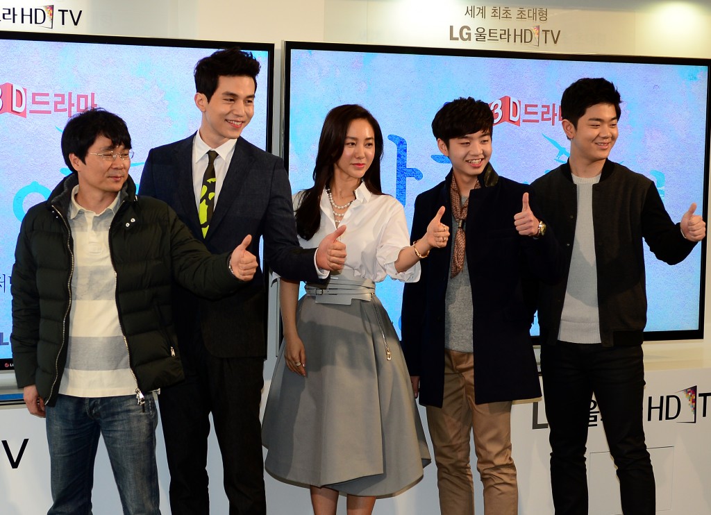 The drama will star, from second from right,  Lee Dong-wook second from left, Park Joo-mi and Shin Dong-woo and follow the story of a former gangster who falls in love with the sister of his deceased friend.  (Newsis)