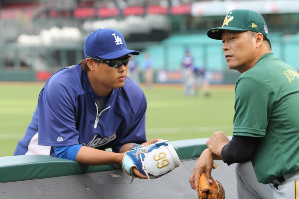 Ryu, left,  was glad to see the man who taught him the changeup, Koo Dae-sung, in Australia. (Yonhap)