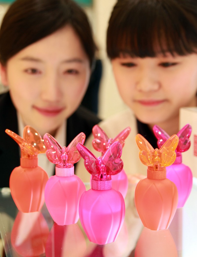 Koreans have their eyes on Elizabeth Arden cosmetics. (Newsis)