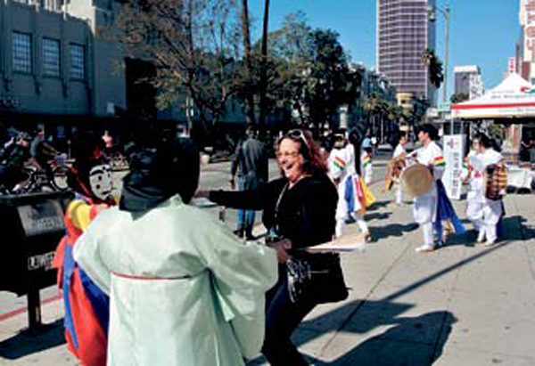 The Korean Cultural Center L.A., which is located along Wilshire Blvd. did its best to spread Korean culture to CicLAvia participants.
