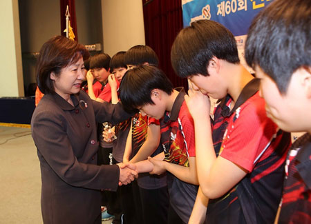 Players from Danwon High School girls' table tennis team who won the national championship showed their emotional outburst when being awarded. The school's second-year students are major victims of the "Sewol" ferry tragedy.  (Courtesy of JTBC)