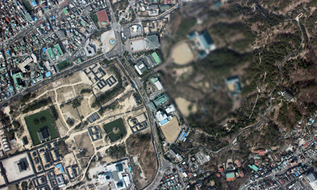 One of the photographs taken by an unmanned aerial vehicle that crashed in Paju on March 24 shows the Gyeongbok Palace area near Cheong Wa Dae. (Courtesy of Ministry of National Defense)