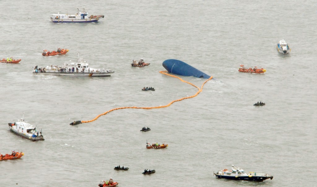 Strong winds and waves as well as swift currents, poor weather, low visibility and cold water prevented them from getting inside the shipwreck, raising fears of more casualties. (Yonhap) 