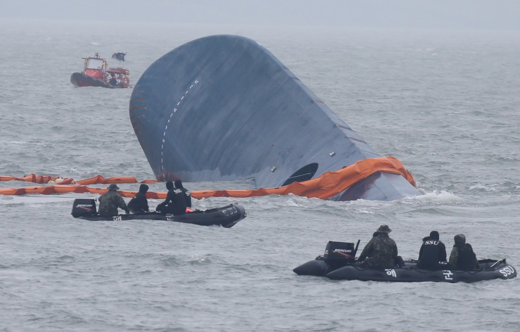 Rescue boats and ships from the Coast Guard approach the sunken ferry Sewol to search for passengers missing from the ship, Thursday. Rescue workers said the operation was hindered by bad weather conditions and high waves.  (Yonhap)
