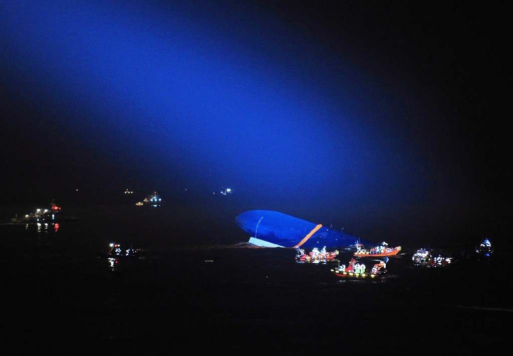 Rescue mission continued from midnight, diving more than 10 times, but failed to secure access into the ferry that initially carried 475 passengers, mostly high school students. (Yonhap)