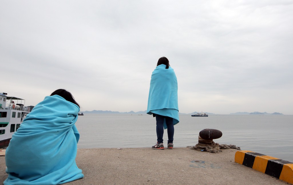 The nation is praying that more survivors from the sunken ferry Sewol would be found. They can only wait. (Yonhap)