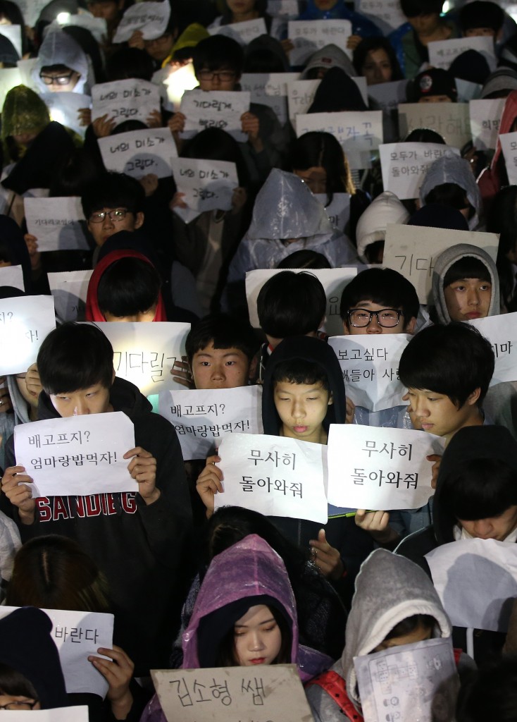 Ansan area high school students held a candlelight vigil hope for their friends' safe return. (Yonhap)