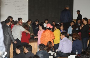 Danwon High school’s faculty members, including the principal got down on their knees to ask for forgiveness inside the Jindo Gymnasium. (Yonhap) 
