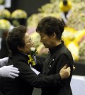 South Korean President Park Geun-hye, right, comforts a mourner as she pays tribute to the victims of the sunken ferry Sewol at a group memorial altar in Ansan, south of Seoul, South Korea, Tuesday, April 29, 2014.  (Yonhap)