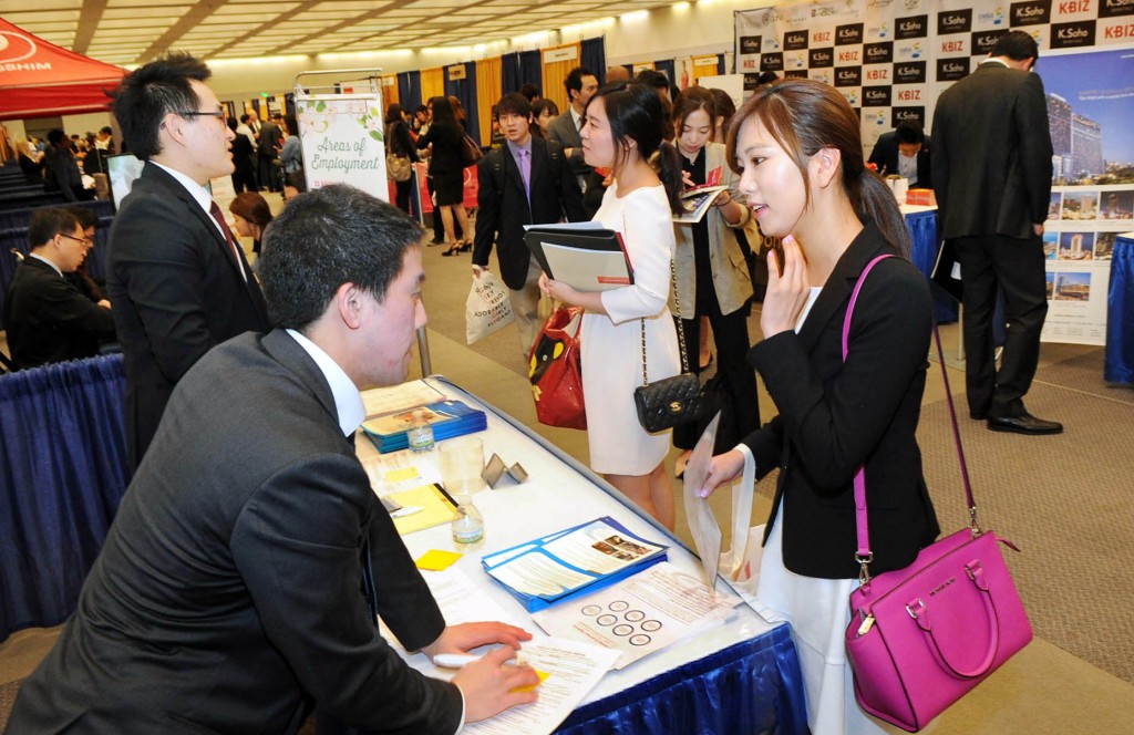 According to Job Korea, the on fair on Thursday will result in about 1,000 jobs for seekers. (Park Sang-hyuk)
