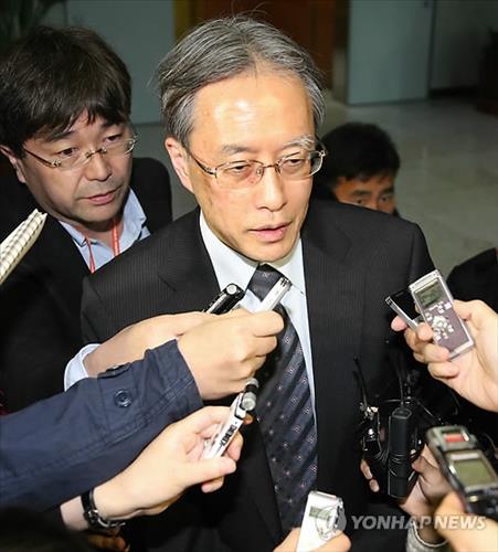 Japanese foreign ministry director general Junichi Ihara leaves the headquarters of the Ministry of Foreign Affairs in Seoul after holding the first talks on the comfort women issue between South Korea and Japan on April 16, 2014. / Yonhap