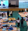 Families of the missing watch a news conference of Prime Minister Chung Hong-won at their temporary shelter in Jindo County, South Jeolla Province, Sunday. Chung offered to resign to take responsibility for the government’s incompetence in coping with the sinking of the ferry Sewol. President Park Geun-hye said she will accept Chung’s resignation after all situations involving the accident are resolved.
/ Korea Times photo by Sohn Yong-seok