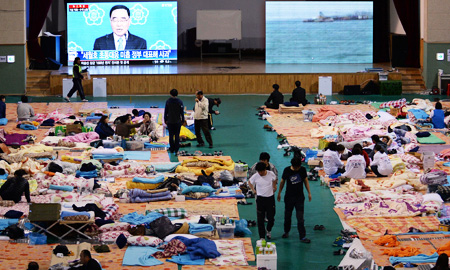 Families of the missing watch a news conference of Prime Minister Chung Hong-won at their temporary shelter in Jindo County, South Jeolla Province, Sunday. Chung offered to resign to take responsibility for the government’s incompetence in coping with the sinking of the ferry Sewol. President Park Geun-hye said she will accept Chung’s resignation after all situations involving the accident are resolved. / Korea Times photo by Sohn Yong-seok 