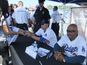 Ryu Hyun-jin held a signing fundraiser for the victims of the ferry sinking Sunday.