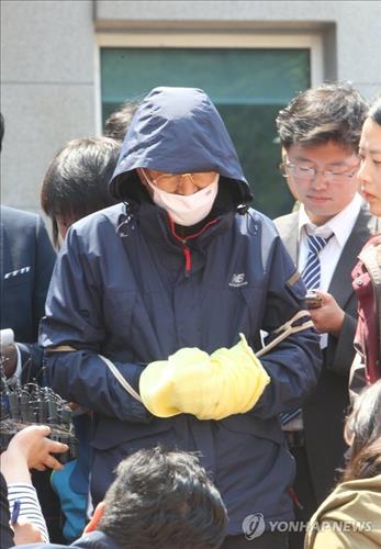 A 57-year-old first engineer, only identified as his surname Sohn, answers questions from reporters at a court in Mokpo in southwestern South Korea on April 24, 2014. He is facing charges of causing the deaths of passengers through abandonment. (Yonhap)