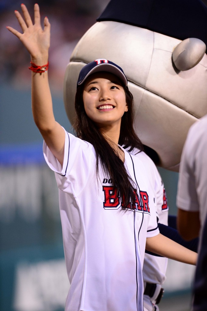 Throwing out the first pitch is nothing new to Suzy. (Newsis)