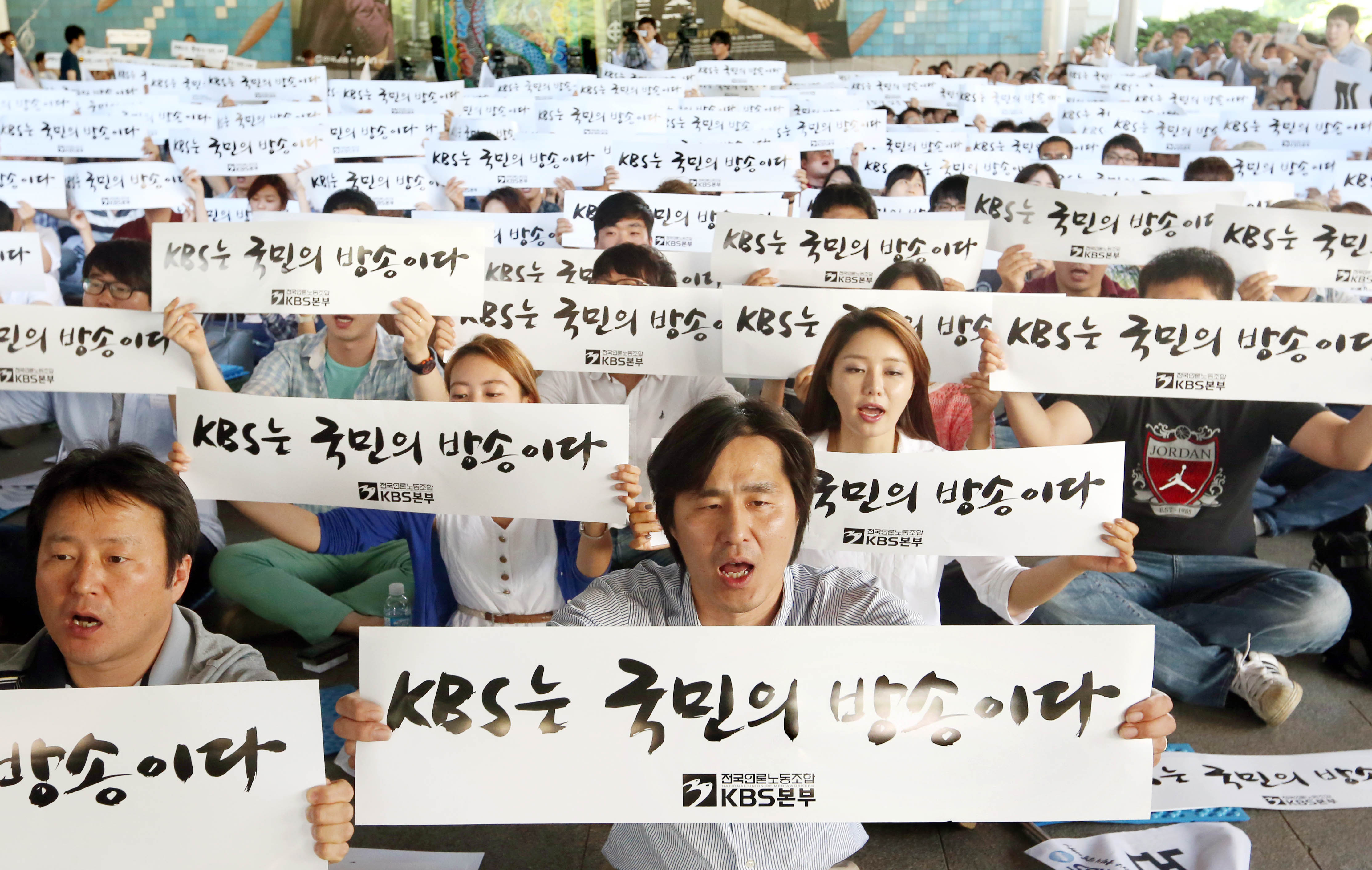 Two labor unions of top broadcaster KBS began a full-scale strike early Thursday after the KBS board delayed a vote on ousting the company president, raising fears over a continued disruption of its broadcasting service. Labeling the labor action an illegal strike, the company vowed to deal sternly with workers participating in the walkout. (Yonhap)