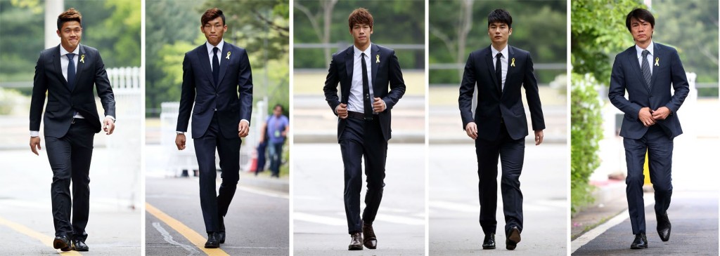 From left - Jung Sung-ryong, Kim Seung-kyu, Lee Beom-young,  Ki Sung-yeung, and the head coach Hong Myung-bo arrive in style at their training center. (Yonhap)