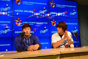 Ryu and Park at a pre-game press conference at Korean Night. (The Korea Times)