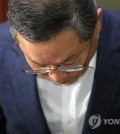 Ahn Dai-hee bows after announcing the withdrawal of his nomination for the post of prime minister.  (Yonhap)