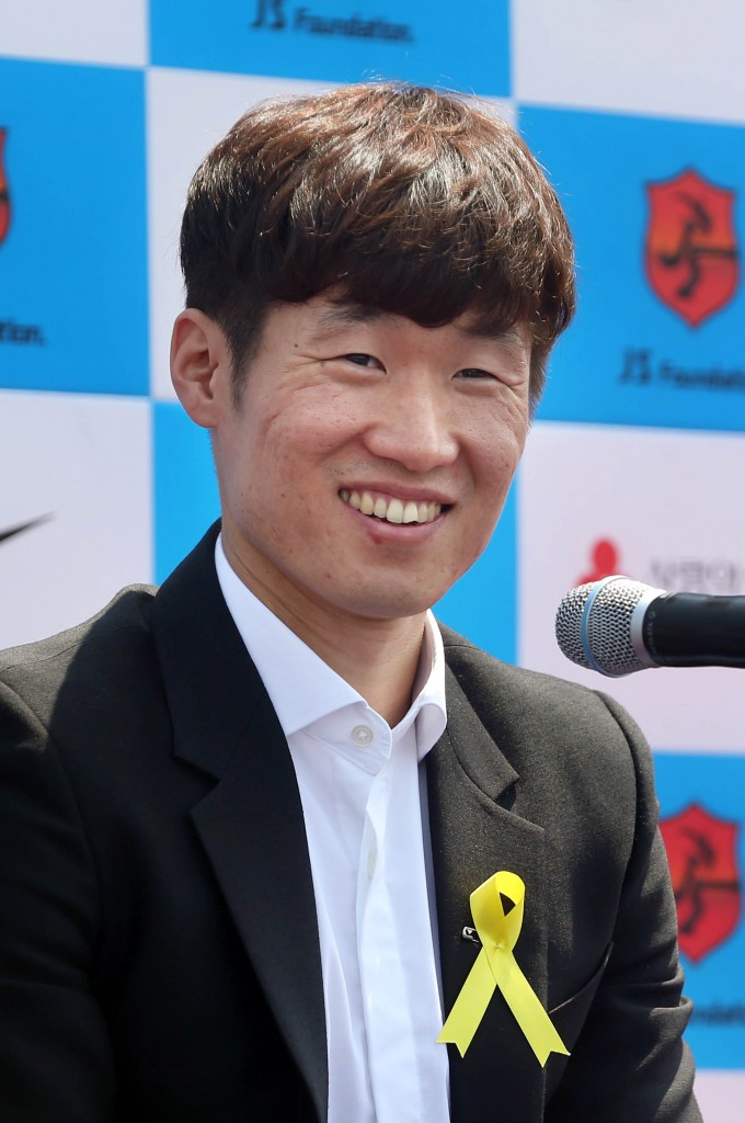 Park Ji-sung didn't look sad at all when announcing his retirement. (Yonhap)